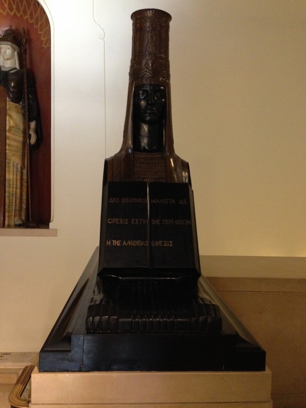 statue