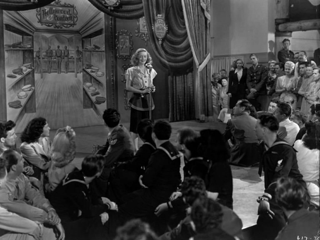 uso-bette-with-crowd2